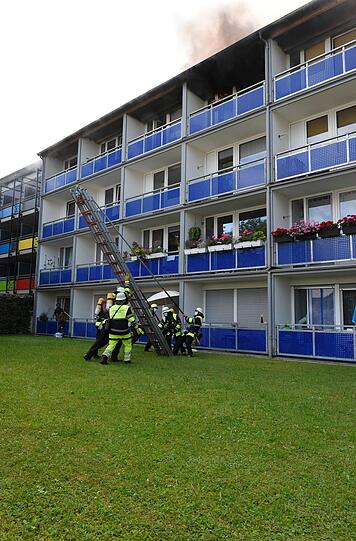 Bilder vom Feuerwehreinsatz in der Pfälzer-Wald-Straße.