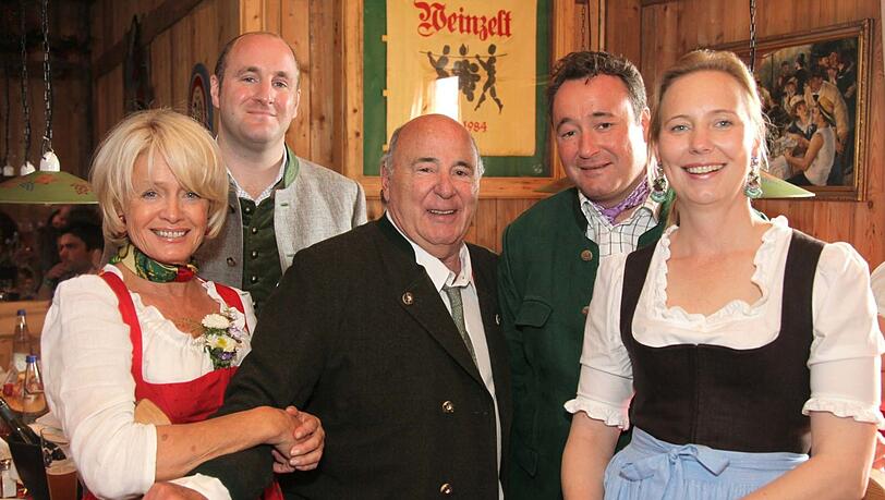 Roland Kuffler (M.) mit Frau Doris, den Söhnen Sebastian und Stephan (2. v. r.) und Schwiegertochter Stephanie (r.).