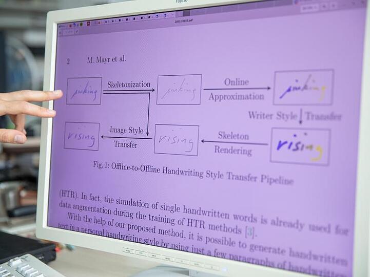 Grafik zeigt die Schritte zur Handschriftenimitation durch eine Software. Foto: Daniel Karmann/dpa