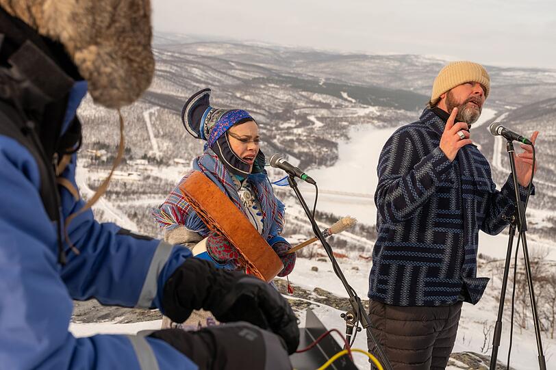 Vielleicht die k&auml;lteste Session seiner Karriere: Rea Garvey und die lokale Musikerin Hild&aacute; L&auml;ndsman haben ihre Mikrofone und Musikinstrumente auf einem schneebedeckten H&ouml;henzug im nordfinnischen S&aacute;mi-Land aufgebaut - spielen sich dort aber warm.