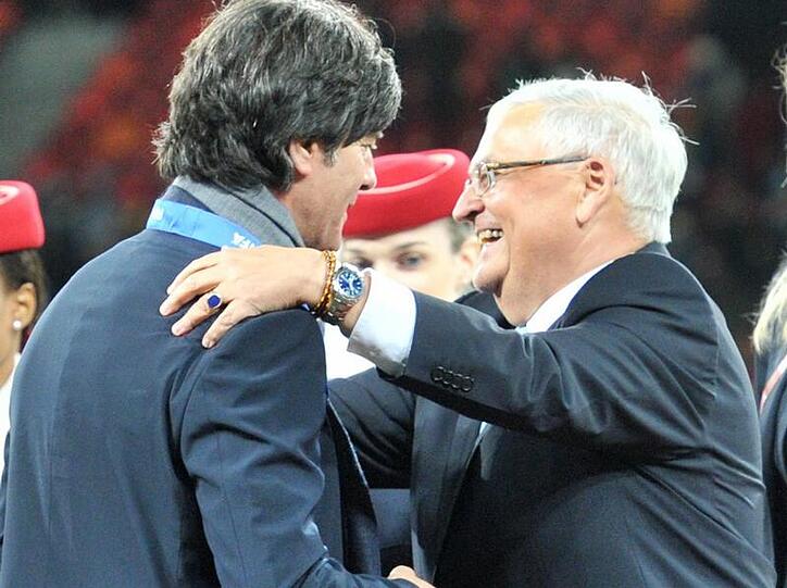 Bundestrainer Joachim Löw und DFB-Präsident Theo Zwanziger (r) wirken gelöst.