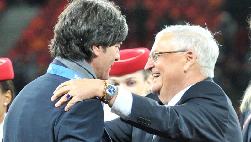 Bundestrainer Joachim Löw und DFB-Präsident Theo Zwanziger (r) wirken gelöst. Bundestrainer Joachim Löw und DFB-Präsident Theo Zwanziger (r) wirken gelöst.