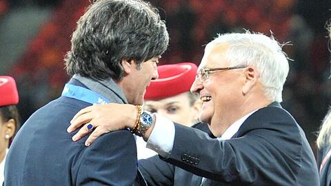 Bundestrainer Joachim Löw und DFB-Präsident Theo Zwanziger (r) wirken gelöst.