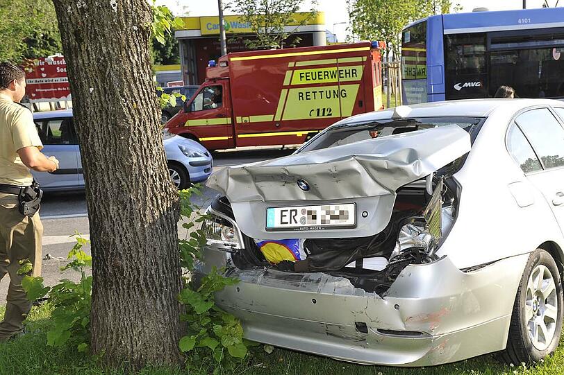 Anschließend rammte der Transporter diesen BMW.