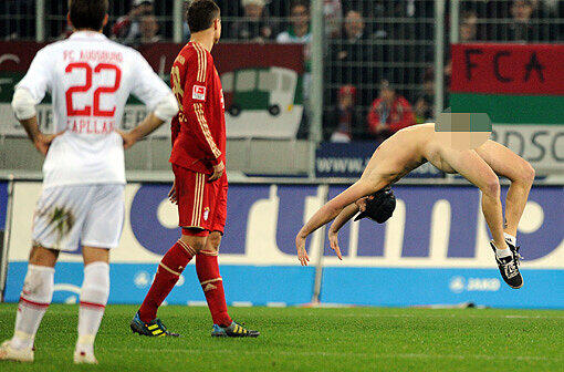 In der Nachpsielzeit sorgte ein Flitzer beim Bayern-Spiel in Augsburg für Furore. Die Bilder