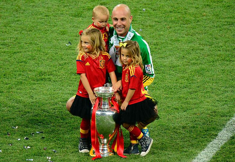 Die "Furia Roja" demütigte Italien im EM-Endspiel gnadenlos mit 4:0. Beim Jubeln zeigten die Spanier, dass sie auch ganz lieb können - im Kreise ihrer Familien. Die besten Bilder der spanischen EM-Fiesta auf dem Rasen von Kiew!