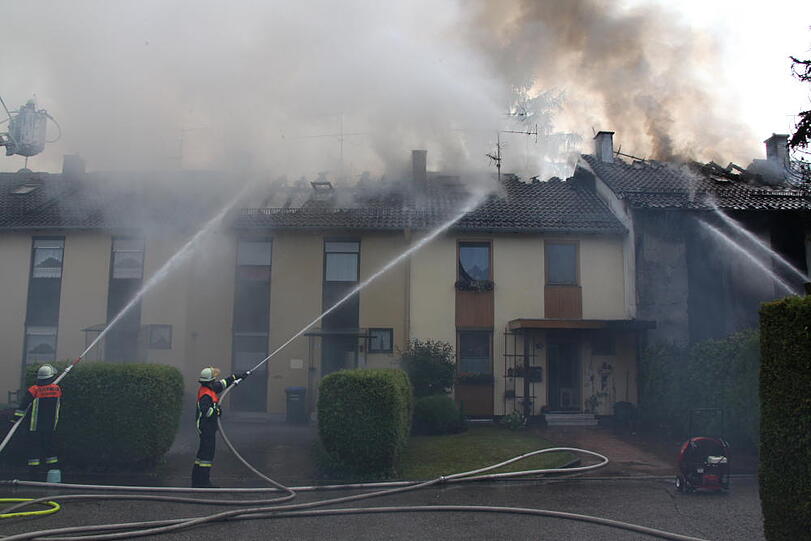 Rauchschwaden in Eiselfing: Ein Wohnhaus steht in Flammen.