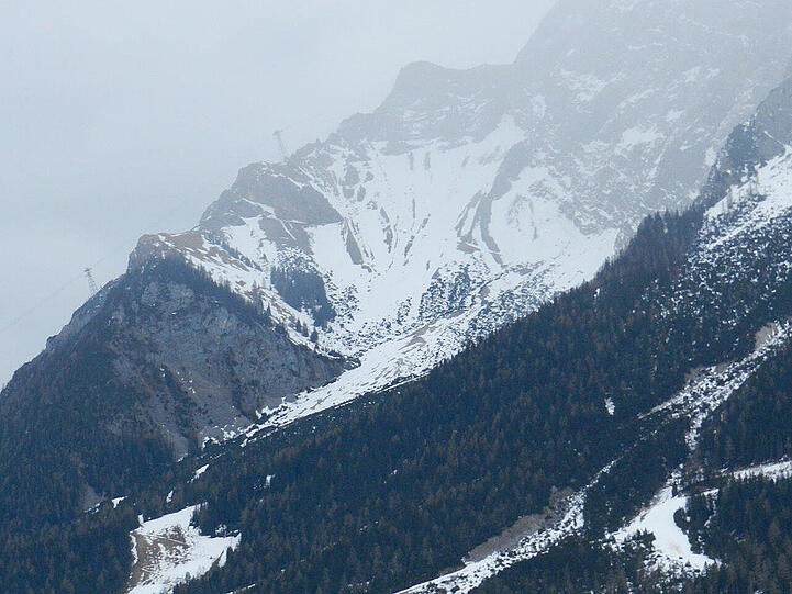 Der Mann verirrte sich am Dienstag beim Aufstieg auf die Zugspitze. Erst am Mittwochmorgen konnte der 25-Jährige gerettet werden.