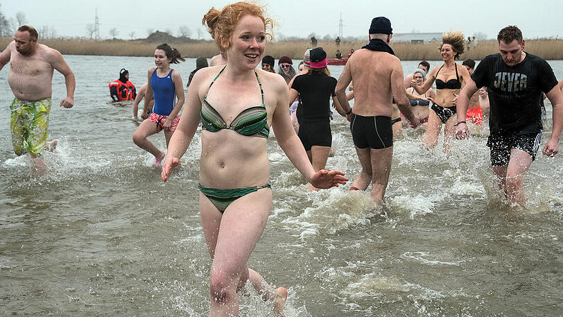 Neujahrsschwimmer im Badesee der Freizeitanlage Wangerland bei Hohenkirchen.