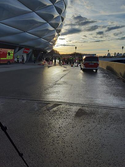 Einsatzkräfte vor der Allianz Arena.