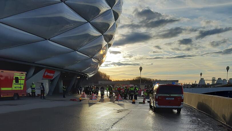 Einsatzkräfte vor der Allianz Arena. Einsatzkräfte vor der Allianz Arena.
