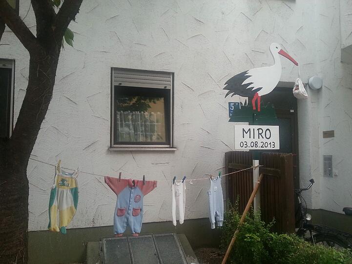 Und neben ihnen ein großer Storch aus Holz. Nun wird klar...