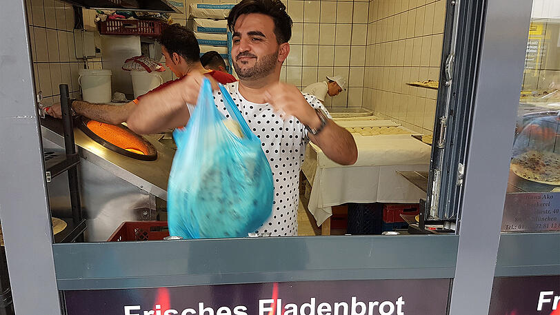Im Sara in der Landwehrstraße werden frische Fladen verkauft.