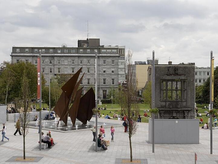 Die Europäische Kulturhauptstadt Galway hat wegen schlechten Wetters ihre letzten Auftaktveranstaltungen abgesagt.