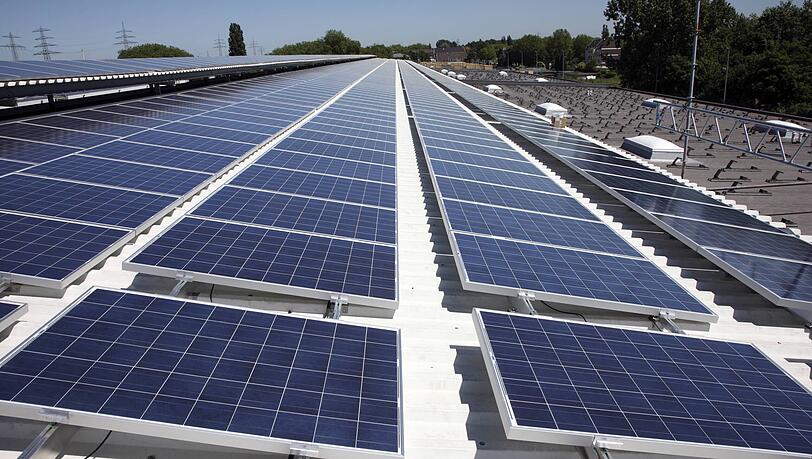 Große Dachflächen sind für die Installation von Photovoltaikanlagen gut geeignet. (Symbolbild)
