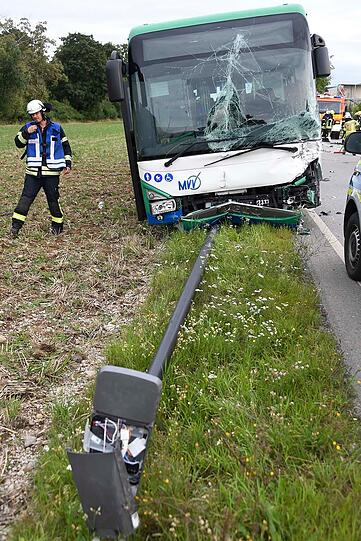In Poing sind ein Kleinbus und ein Linienbus frontal zusammengestoßen.