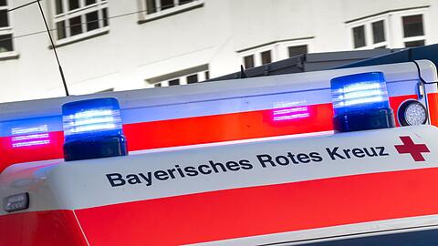 Sanitäter reanimieren den Autofahrer an der Unfallstelle. (Symbolbild)