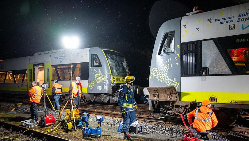 Die Ermittlungen zur Ursache des Zugunfalls begannen noch am Mittwochabend.