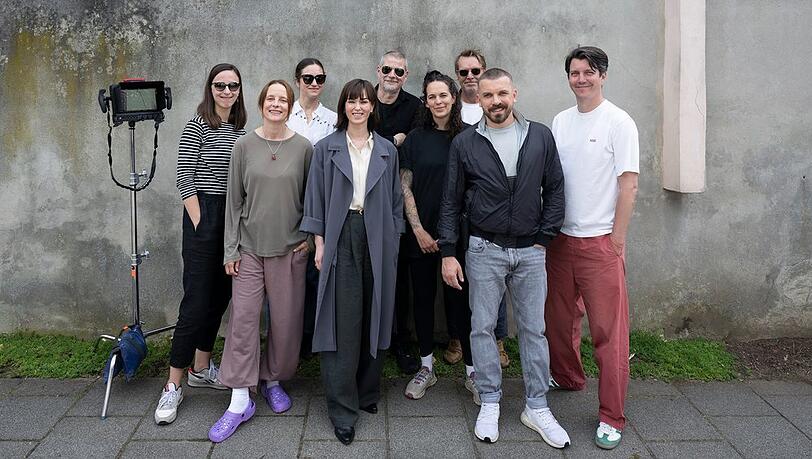 Melika Foroutan (4.v.l.) und Edin Hasanovic (2.v.r.) mit dem Team vom Frankfurter "Tatort".