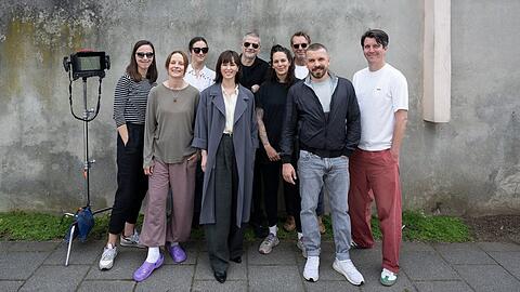 Melika Foroutan (4.v.l.) und Edin Hasanovic (2.v.r.) mit dem Team vom Frankfurter "Tatort".