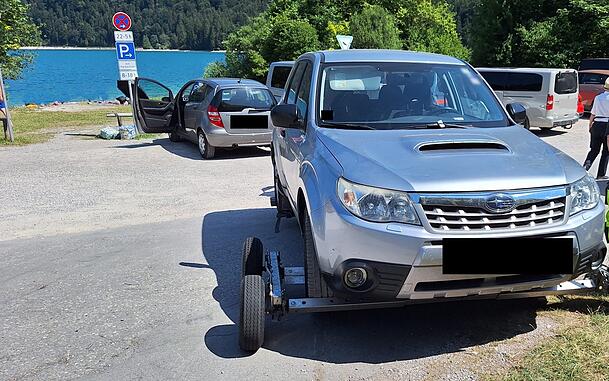 Auch am Walchensee sind die Parkplätze oft überfüllt. Wer mit seinem Auto zum Beispiel einen Rettungsweg blockiert, muss damit rechnen, teuer abgeschleppt zu werden. Auch am Walchensee sind die Parkplätze oft überfüllt. Wer mit seinem Auto zum Beispiel einen Rettungsweg blockiert, muss damit rechnen, teuer abgeschleppt zu werden.