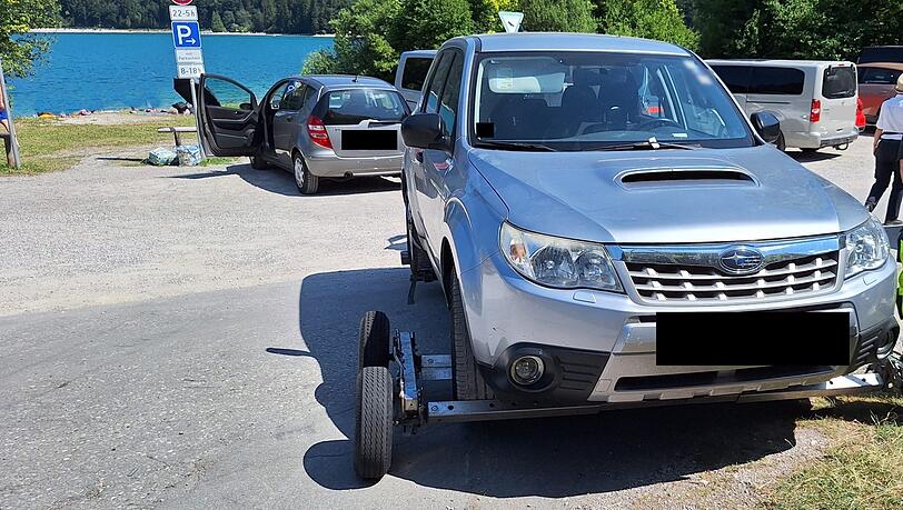 Auch am Walchensee sind die Parkplätze oft überfüllt. Wer mit seinem Auto zum Beispiel einen Rettungsweg blockiert, muss damit rechnen, teuer abgeschleppt zu werden. Auch am Walchensee sind die Parkplätze oft überfüllt. Wer mit seinem Auto zum Beispiel einen Rettungsweg blockiert, muss damit rechnen, teuer abgeschleppt zu werden.