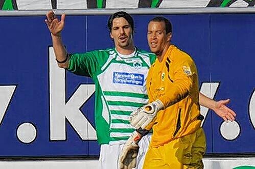 Keeper Stephan Loboué kann es nicht fassen: Schon wieder ein Patzer von  Marino Biliskov, schon wieder ein Gegentor.