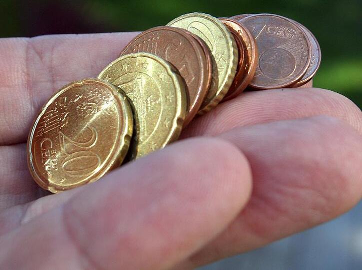 Die Koalition will Langzeitarbeitslosen statt bisher 359 Euro nun 364 Euro geben: Das sind nur fünf Euro mehr. Die SPD droht mit einer neuen Klage vor dem Bundesverfassungsgericht.