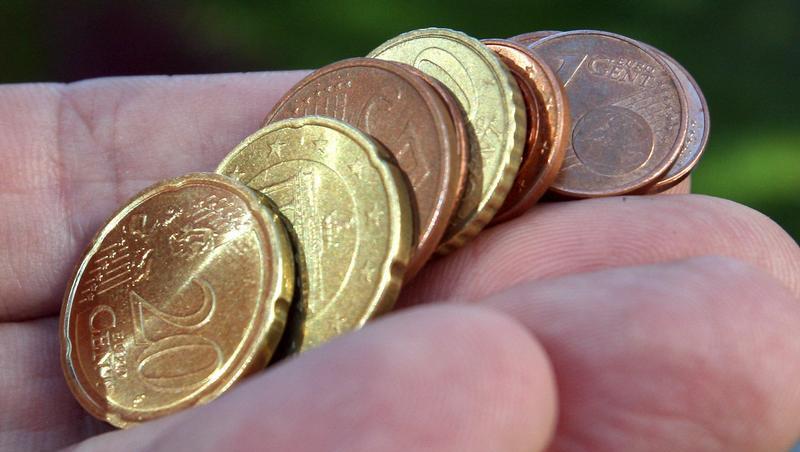 Die Koalition will Langzeitarbeitslosen statt bisher 359 Euro nun 364 Euro geben: Das sind nur fünf Euro mehr. Die SPD droht mit einer neuen Klage vor dem Bundesverfassungsgericht. Die Koalition will Langzeitarbeitslosen statt bisher 359 Euro nun 364 Euro geben: Das sind nur fünf Euro mehr. Die SPD droht mit einer neuen Klage vor dem Bundesverfassungsgericht.