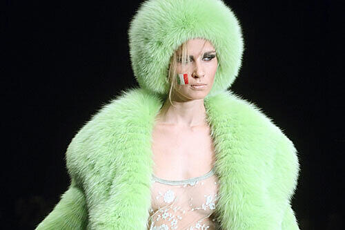 Auch bei der russischen Modewoche tragen die Models von Designer Vinicio Pajaro Pelz.