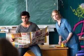 Lisi Schnabelstedt (Karoline Herfurth) bezweifelt die Lehrmethoden ihres Kollegen Herrn Müller (Elyas M'Barek).