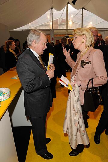 Wolfgang Porsche fachsimpelt mit Maria Elisabeth Schaeffler.