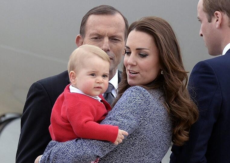 25. April 2014: Kritischer Blick. Vielleicht weil die erste Königsreise richtig Spaß gemacht hat. Hier steigen Kate, William und George am Flughafen von Canberra in die Maschine, die sie zurück nach Hause bringt.