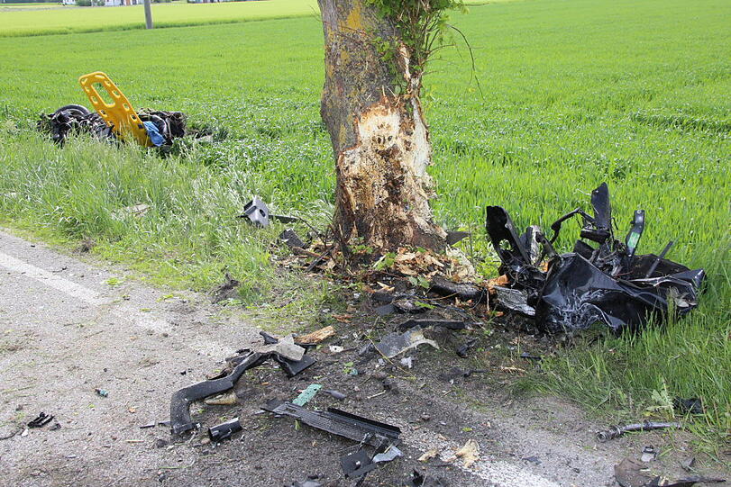 Das Auto ist vollkommen zerstört. Wieso der Fahrer mit seinem Fahrzeug gegen einen Baum prallte, ist bisher noch unklar.