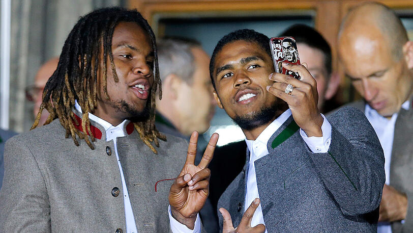 Ein Selfie zum Abschied? Renato Sanches (links) und Douglas Costa bei der Meisterfeier auf dem Rathausbalkon.