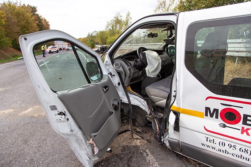 Schlimmer Unfall bei Coburg: Ein Schulbus ist dabei in den Gegenverkehr gerast - fünf Schulkinder wurden dabei schwer verletzt.