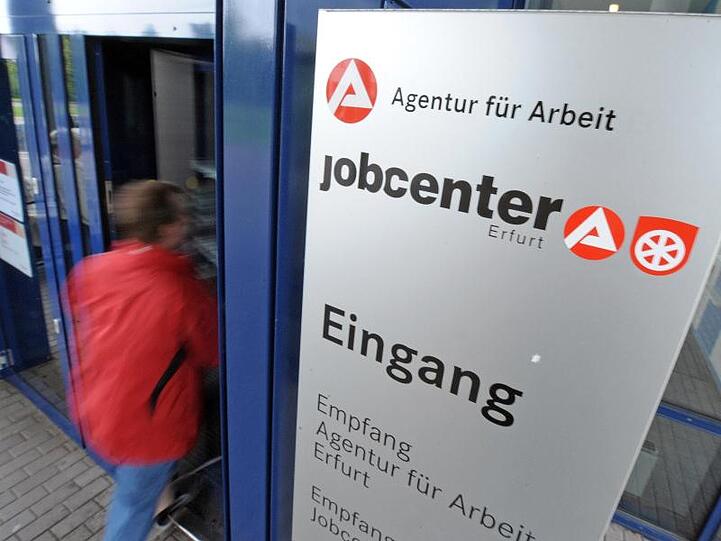 Die Jobcenter geben für das Eintreiben von Rückforderungen drei Mal so viel Geld aus, wie sie damit einnehmen.