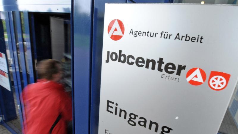 Die Jobcenter geben für das Eintreiben von Rückforderungen drei Mal so viel Geld aus, wie sie damit einnehmen. Die Jobcenter geben für das Eintreiben von Rückforderungen drei Mal so viel Geld aus, wie sie damit einnehmen.