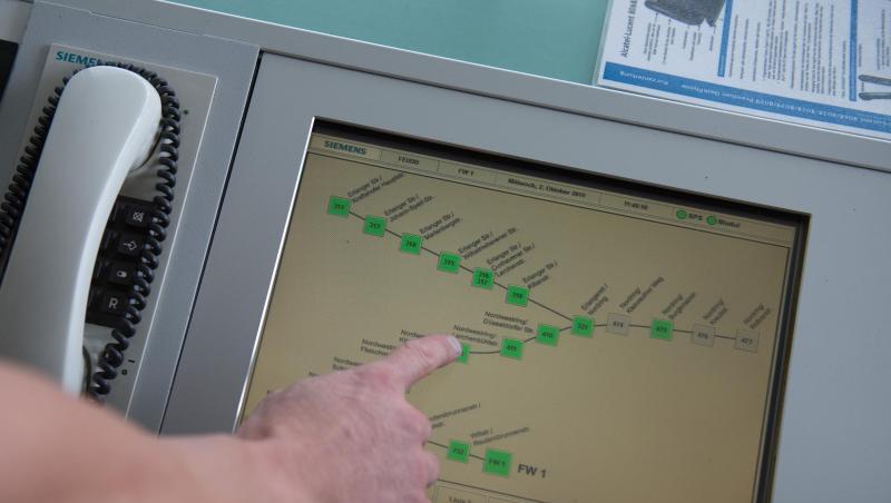 Ein Feuerwehrmann drückt den Touchscreen der Feuerwehrdurchgangsschaltung, um den Fahrzeugen im Einsatz die Ampeln auf grün zu schalten. Foto: Timm Schamberger/dpa Ein Feuerwehrmann drückt den Touchscreen der Feuerwehrdurchgangsschaltung, um den Fahrzeugen im Einsatz die Ampeln auf grün zu schalten. Foto: Timm Schamberger/dpa