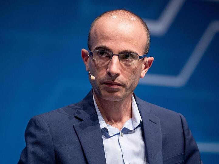 Yuval Noah Harari bezeichnet sich weder als Optimisten noch als Pessimisten, sondern als Realisten.
