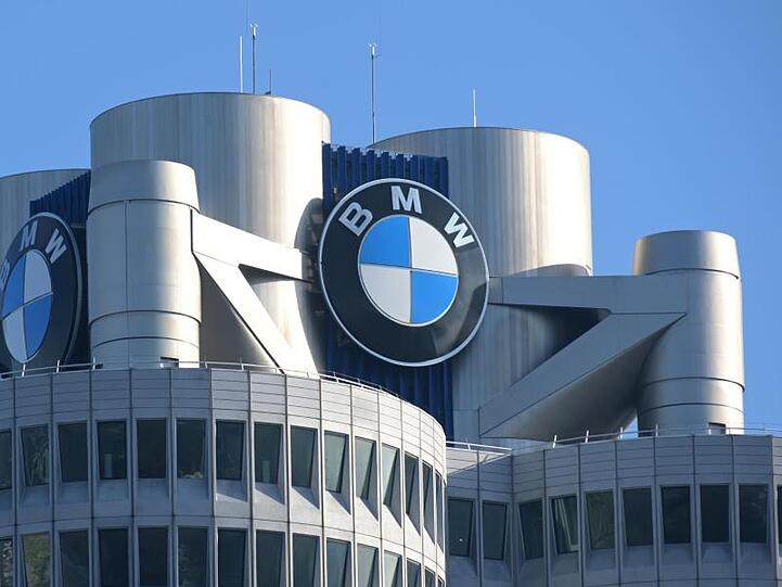 Das BMW-Logo auf dem Firmensitz des Automobilherstellers BMW. Foto: Tobias Hase/dpa
