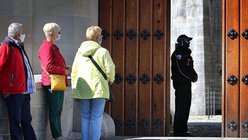 Schlange auf Neuschwanstein: Besucher müssen warten, um in den Hof eingelassen zu werden. Schlange auf Neuschwanstein: Besucher müssen warten, um in den Hof eingelassen zu werden.