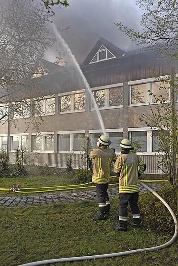 Im Impfzentrum am Kolpingring brannte am frühen Montagmorgen der Dachstuhl.
