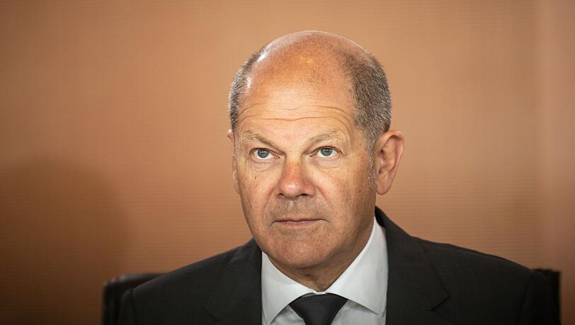 Bundeskanzler Olaf Scholz (SPD),wartet auf den Beginn der wöchentlichen Sitzung des Bundeskabinetts im Bundeskanzleramt.