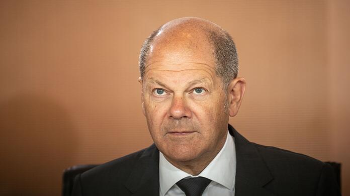 Bundeskanzler Olaf Scholz (SPD),wartet auf den Beginn der wöchentlichen Sitzung des Bundeskabinetts im Bundeskanzleramt.