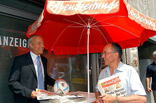 Rainer Beeck vor dem Eingang zur AZ.