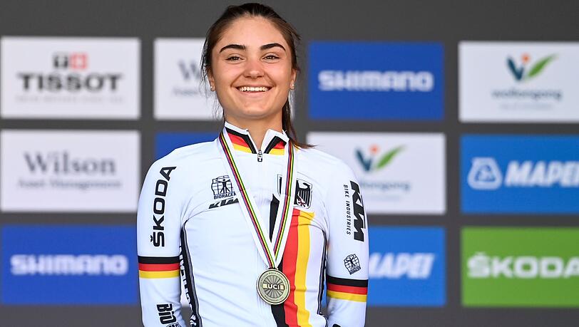 Ricarda Bauernfeind steht auf dem Podium des Einzelzeitfahrens der Frauen U23.