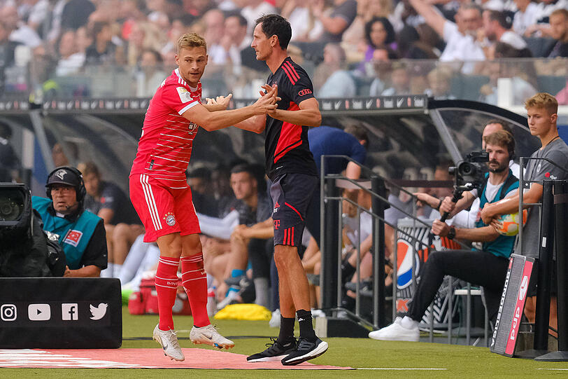 Dino Toppmöller (r.) bis März diesen Jahres noch Assistent von Julian Nagelsmann und beim 6:1 des Rekordmeisters entscheidender Hinweisgeber für Joshua Kimmichs Freistoßtreffer zum 1:0.
