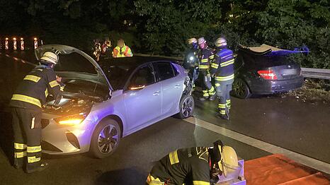 Bei dem Unfall auf der A95 wurden vier Menschen verletzt.