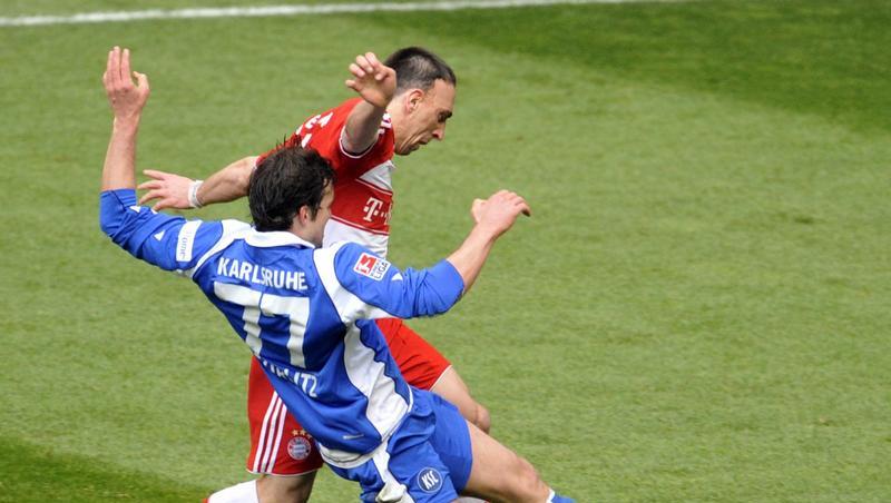 Franck Ribery (hinten) von München und Görlitz kämpfen um den Ball. Franck Ribery (hinten) von München und Görlitz kämpfen um den Ball.